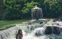 Diện bikini, váy maxi rực rỡ, du khách thỏa sức tắm suối tại địa điểm này trong kỳ nghỉ 30/4-1/5