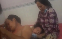 Mẹ và con gái xông vào khách sạn đánh ghen, quay clip