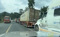 Xe hàng lên cửa khẩu Lạng Sơn nối đuôi nhau kéo dài hơn 10km ở Quốc lộ 1