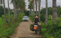 Kể chuyện làng: Sống giữa "kẻ thù"