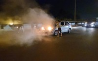 Clip NÓNG 24h: Ô tô bốc cháy trên đường ra sân bay Nội Bài, tài xế xe bồn và người dân ra sức dập lửa
