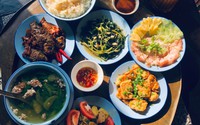 Hà Nội: Có một cửa hàng cơm hút du khách nước ngoài bởi những món ăn thú vị này