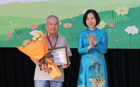 Nhà văn Trần Đức Tiến nhận giải thưởng Hiệp sĩ Dế Mèn