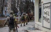 Trận chiến Bakhmut mới nhất: Ukraine bất ngờ tuyên bố dừng tấn công 2 bên sườn Bakhmut, đây là lý do