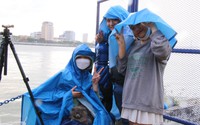Đà Nẵng: Người dân "đội mưa" chờ xem pháo hoa DIFF 2023