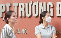 Thi vào lớp 10 Hà Nội 2023: Phụ huynh xót ruột, cố nán lại nhìn con vào phòng thi