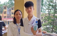 Giáo viên chép bài giúp thí sinh bị gãy tay thi lớp 10: "Đây là lần đầu tiên tôi nhận nhiệm vụ"