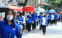 Tình nguyện viên xếp hàng dài che ô cho thí sinh thi lớp 10, nhà dân, nhà chùa miễn phí nước mát, chỗ nghỉ