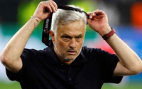 SỐC: HLV Mourinho ném huy chương, lăng mạ trọng tài