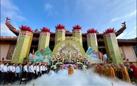 Hàng ngàn tăng ni, phật tử TP.HCM dự Đại lễ Phật đản tại Việt Nam Quốc Tự