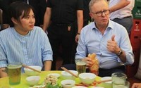 Thủ tướng Australia ăn bánh mỳ, uống bia phố cổ 