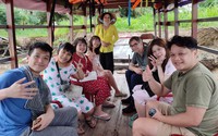 Du khách nước ngoài thích thú với thôn ấp “nói không” với tủ lạnh, máy giặt