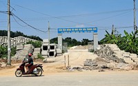 Hòa Bình: Sân vận động tiền tỷ biến thành bãi tập kết vật liệu trái phép
