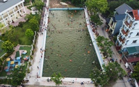Ảnh ấn tượng tuần: Bể bơi 1,3 tỷ đồng và cơn mưa "vàng" giải nhiệt Hà Nội