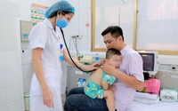 Nguy hiểm khi trẻ ho, sốt nhưng cha mẹ tự cho uống kháng sinh