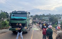 Gia đình 3 người trên máy bị xe tải tông tử vong ở Gia Lai