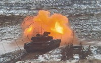Xe tăng Đức Leopard-2 vừa xung trận đã bị quân Nga đốt cháy