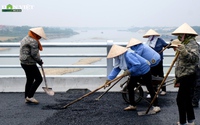 Video: Công nhân sắm áo giải nhiệt tiền triệu đi trải thảm mặt cầu nối Vĩnh Phúc - Phú Thọ giữa trời nắng nóng