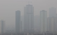 Các cao ốc ở Hà Nội "mất tích" vì sương mù