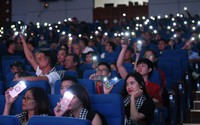 Hơn 600 sinh viên Hà Nội bật flash điện thoại trong đêm, vừa khóc vừa hát theo ca khúc nổi tiếng