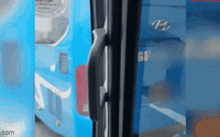 Clip NÓNG 24h: Bức xúc loạt phương tiện lấn làn khẩn cấp chặn đứng xe cứu thương tại Hà Nội