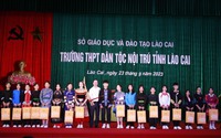 Chủ tịch nước Võ Văn Thưởng thăm, tặng quà Trường THPT Dân tộc nội trú tỉnh Lào Cai