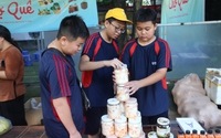 Dạy con biết yêu thương chia sẻ tại Phiên Chợ Trái Tim