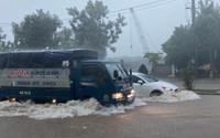 Đà Nẵng mưa to ngập đường, người dân chật vật lội nước đi làm