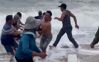 Cứu sống 3 ngư dân ôm can nhựa lênh đênh trên biển Hà Tĩnh