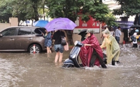 Hà Nội mưa lớn, dân công sở lũ lượt xin nghỉ làm vì xe chết máy