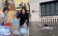 Hà Nội mưa ngập các trường học: Học sinh tung tăng bơi lội dưới sân, cô giáo ngồi tát nước