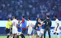 Thua tranh cãi trước Olympic Trung Quốc, cầu thủ Olympic Qatar "quây" trọng tài