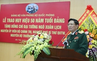 Đại tướng Ngô Xuân Lịch, nguyên Bộ trưởng Bộ Quốc phòng nhận Huy hiệu cao quý của Đảng