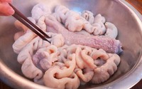 Rửa lòng già heo đừng bỏ muối, thêm đúng 1 thìa này lòng sạch từ trong ra ngoài, không hôi tanh