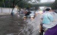 Hà Nội mưa trắng trời, đường 70 chìm trong biển nước