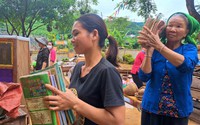 Nghệ An: Lũ rút, trường lớp tan hoang, sách vở đồ dùng của học sinh ngập trong bùn
