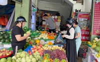 Ra chợ hỏi mua mớ rau, chị em "giật mình" vì rau dập nát mà giá vẫn tăng mạnh