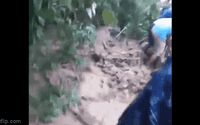 Clip NÓNG 24h: Nín thở khoảnh khắc người dân giải cứu 2 cô giáo bị đất đá vùi lấp tại Nghệ An