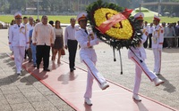 Đoàn công tác Hội Tiểu nông Cuba và TƯ Hội Nông dân Việt Nam vào Lăng viếng Chủ tịch Hồ Chí Minh