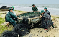 Chiến sĩ bộ đội biên phòng Đà Nẵng xuống từng tàu, trèo lên từng mái nhà giúp dân chống bão số 6