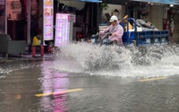 Mưa lớn kéo dài, nhiều tuyến phố trung tâm TP.HCM biến thành sông