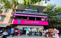 K Coffee Phúc Sinh khai trương cửa hàng đầu tiên tại Hà Nội, ai đi qua cũng trầm trồ vì màu hồng độc, lạ 