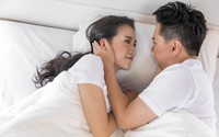 Không phải đòi hỏi “chuyện ấy”, người đàn ông yêu bạn sâu đậm sẽ không nhịn được 3 việc này khi lên giường