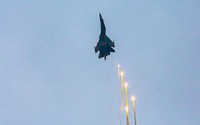 Người dân co ro xem tiêm kích Su-30MK2 thả bẫy nhiệt trên bầu trời Hà Nội