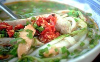 Đặc sản Huế, bánh canh cá lóc Thủy Dương, nóng sôi, bốc hơi nghi ngút, thơm khắp làng