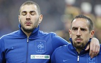 Karim Benzema “bắt tay" Franck Ribery, quan hệ với gái làng chơi 17 tuổi