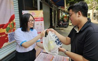 Người Sài Gòn "chuyền tay" bánh kẹo tặng trẻ em biên giới 