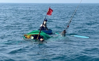 Tàu chở hàng tông tàu đánh cá ở Quảng Ngãi làm 9 ngư dân rơi xuống biển, 2 người mất tích