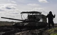 Quân đội Nga sửa chữa và hiện đại hóa xe tăng ngay trên chiến địa như thế nào?