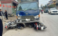 Ô tô đâm liên hoàn 4 xe máy khiến 1 người tử vong ở Hà Nội